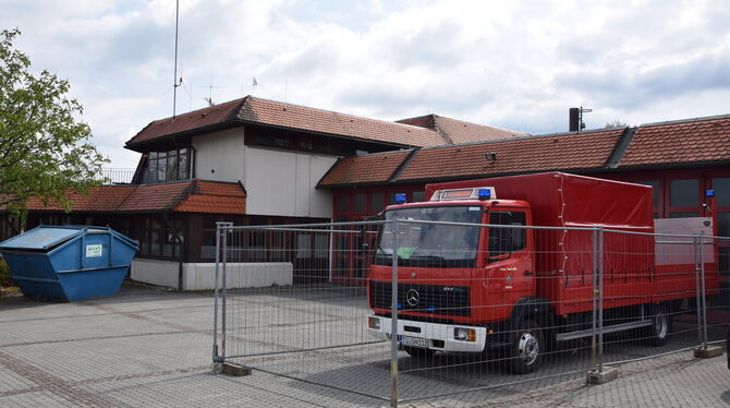 Feuerwehrhaus, Feuerwehrgerätehaus, Nehren Das Feuerwehrgerätehaus in Nehren muss saniert werden. Weil während des Umbaus der Platz fehlt, steht der Gerätewagen-Logistik e