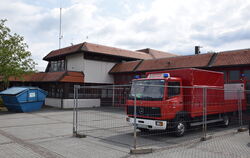 Das Feuerwehrgerätehaus in Nehren muss saniert werden. Weil während des Umbaus der Platz fehlt, steht der Gerätewagen-Logistik e