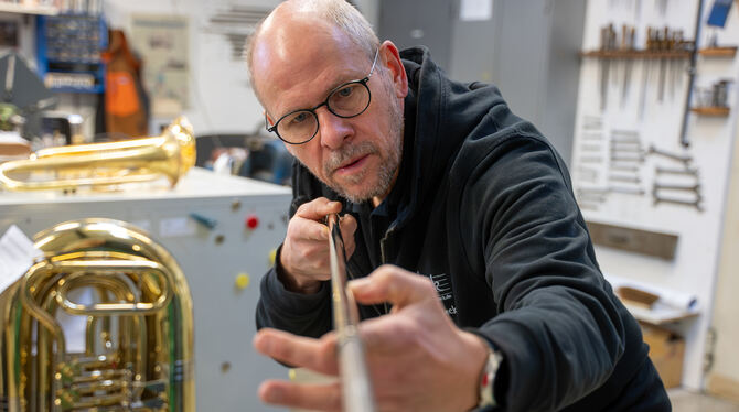 Dettingen Matthias Beck Matthias Beck ist studierter Musiker und Handwerksmeister, hier kontroliert er einen Posaunenzug