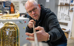 Matthias Beck ist studierter Musiker und Handwerksmeister, hier kontroliert er einen Posaunenzug 