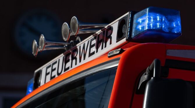 Feuerwehr löscht brennenden Imbiss in Hamm Feuerwehr löscht brennenden Imbiss in Hamm