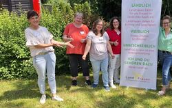 Pia Münch, Kreisvorsitzende der Landfrauen (links), ist froh darüber, dass viele Ortsverbände wieder Vorsitzende haben und diese