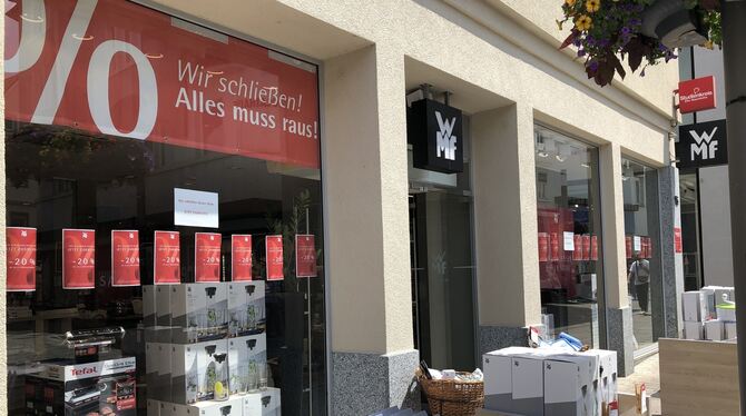 »Wir schließen! Alles muss raus« ist im Schaufenster des WMF-Geschäfts in der Reutlinger Wilhelmstraße zu lesen.