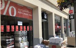 "Wir schließen! Alles muss raus" ist im Schaufenster des WMF-Geschäfts in der Reutlinger Wilhelmstraße zu lesen.