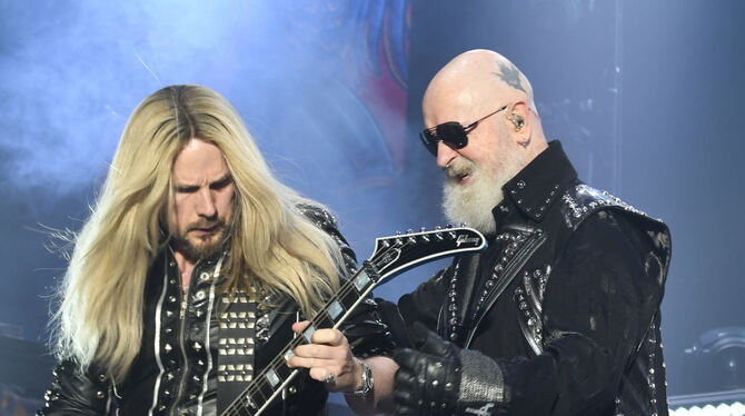 Judas Priest in der Schleyerhalle: Richie Faulkner an der E-Gitarre und Sänger Rob Halford.