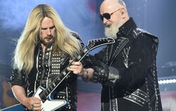 Judas Priest in der Schleyerhalle: Richie Faulkner an der E-Gitarre und Sänger Rob Halford.