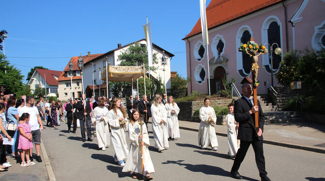 Feierliche, von Fahnenabordnungen der Vereine und Ministranten angeführte Fronleichnams-Prozession. Feierliche, von Fahnenabordnungen der Vereine und Ministranten angeführte Fronleichnams-Prozession.