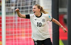 Hat große Lust auf die Vorbereitung im Team-Quartier in Herzogenaurach: Nationalspielerin Laura Freigang. FOTO: WITTERS