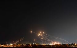 Abgefangene Raketen am Himmel über Israel