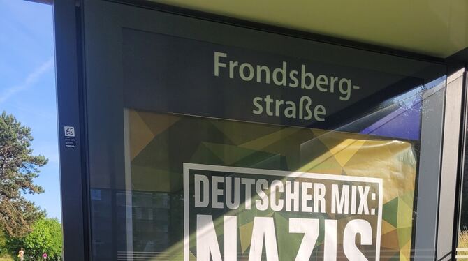 Adbusting Auf den ersten Blick wirken die Plakate wie Werbeanzeigen der Bundeswehr.