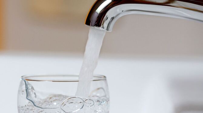 Wasser als bestes Getränk an heißen Tagen Wasser als bestes Getränk an heißen Tagen