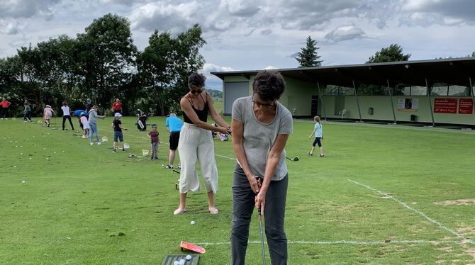 Auf der Driving Range des Sonnenbühler Golfplatzes wurden die langen Schläge geübt.  FOTOS: RUOF