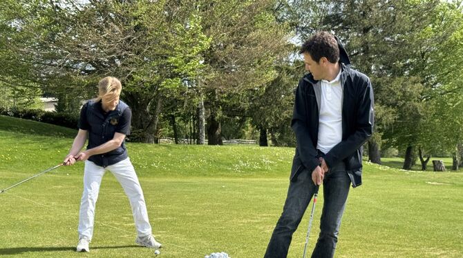 Die Teilnehmer des Golf-Schnupperkurses übten die ersten Schläge.