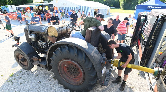Beim Zapfwellenfest wird die Leistung von Traktoren ganz genau gemessen. Das Vergnügen ist ein Teil des Radweghocks des Musikver
