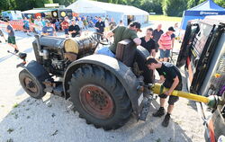 Beim Zapfwellenfest wird die Leistung von Traktoren ganz genau gemessen. Das Vergnügen ist ein Teil des Radweghocks des Musikver