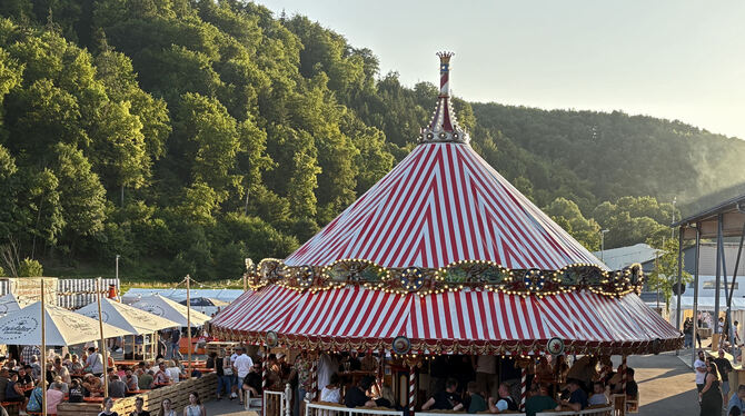 Veranstaltung Mitten im Festivalgelände drehte sich das Weißbierkarussell.
