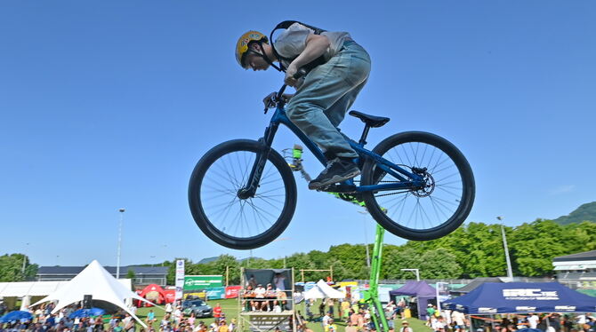 Mountainbike Runter kommen sie alle: Whip-Contest beim Mountainbike-Festival in Belsen. FOTO: MEYER
