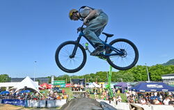 Runter kommen sie alle: Whip-Contest beim Mountainbike-Festival in Belsen. FOTO: MEYER