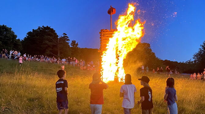 Sonnwendfeuer Brannte wie Zunder: Der Holzstapel der Feuerwehr in Belsen. FOTO: MEYER
