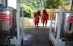 Ausgerüstet mit Chemikalienschutzanzügen analysieren die Feuerwehrleute zunächst einmal, wie sie mit dem Gefahrstoff umgehen müs