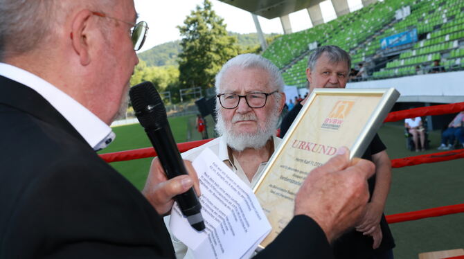2025-06-21 Boxen,100 Jahre SSV Reutlingen,Kreuzeiche-Stadion,Karl Floten,Thomas Floten Karl »Kalli« Floten (Mitte) erhält von Verbands-Präsident Klaus Kaibach die Goldene Verdienstnadel.