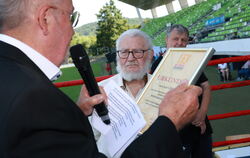 Karl "Kalli" Floten (Mitte) erhält von Verbands-Präsident Klaus Kaibach die Goldene Verdienstnadel.