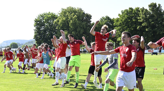 Fußball Relegation Verbandsliga So sehen Sieger aus: Die Spieler der TSG Tübingen feiern mit den Fans den Klassenverbleib in Hirschau.