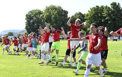 So sehen Sieger aus: Die Spieler der TSG Tübingen feiern mit den Fans den Klassenverbleib in Hirschau. 