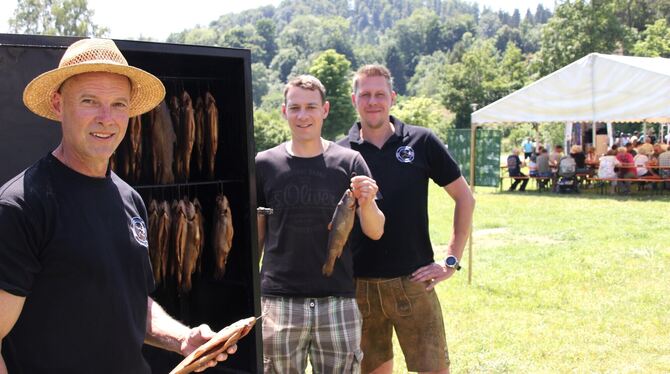 Geräucherte Forelle kommt bei den Gästen der Angelfreunde gut an.  FOTO: RÖSCH