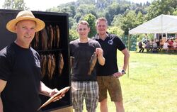 Geräucherte Forelle kommt bei den Gästen der Angelfreunde gut an.  FOTO: RÖSCH 