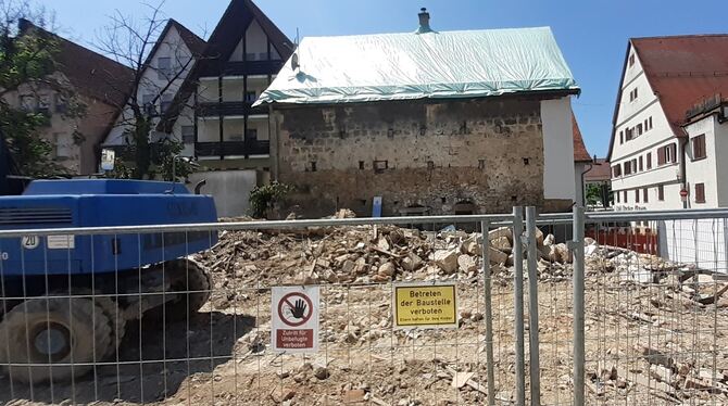 Schutt Grundstück Weinstube Zum Rad Brand Nur noch ein Schuttrest erinnert an die einstige Weinstube »Zum Rad« in der Metzinger Innenstadt. Nach einem Brand wurde sie ab
