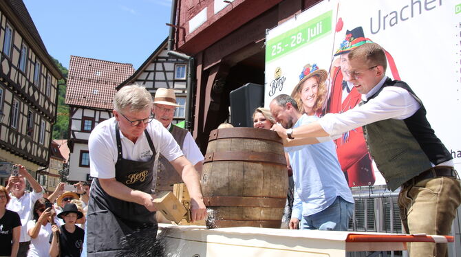 Bad Urach Schäferlauf Fassanstich Drei Schläge und das Bergbier fließt: Bürgermeister Elmar Rebmann beim Fassanstich des Schäferlaufbieres