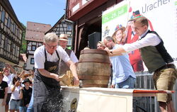 Drei Schläge und das Bergbier fließt: Bürgermeister Elmar Rebmann beim Fassanstich des Schäferlaufbieres 