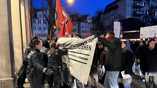Der Ansturm: Hunderte Protestanten wollen ins Kino Museum, die Polizisten haben zu Beginn ihre liebe Mühe, das Gebäude zu sicher
