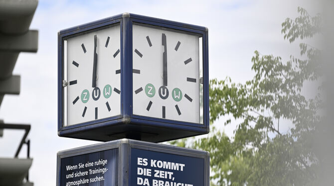 High Noon am alten ZOB. Die Uhr am ehemaligen Zentralen Omnibusbahnhof (ZOB) zeigt seit einer gefühlten Ewigkeit immer nur zwölf