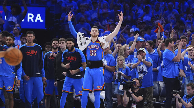 dpatopbilder, USA, NBA, Luguentz Dort, Isaiah Hartenstein, Basketball Isaiah Hartenstein ist mit dem Gewinn des NBA-Titels am Ziel seiner Träume angekommen.