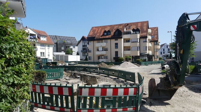 Untergrundarbeiten als Vorbereitung für die neue Ortsmitte entlang der ehemaligen Ortsdurchfahrt B 313.  FOTO: SANDER