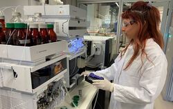 Nachschub für das Massenspektrometer: Doktorandin Miriam Haußecker befüllt das Messgerät mit neuen Proben. FOTOS: FÖRDER