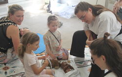 In der Teddyklinik erlebten Kinder auch die simulierte Geburt eines Babys. Hier wird die Nabelschnur durchtrennt.