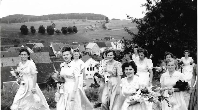 TSV Mägerkingen Wiedergründung Jubiläum Festzug 1951 Die Festdamen beim Corso, der 1951 zum neu gebauten Sportplatz Dölle zieht. In der Mitte zwischen den Frauen ist die neue Fest-