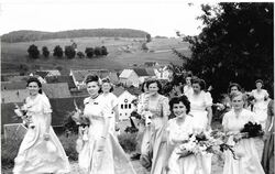 Die Festdamen beim Corso, der 1951 zum neu gebauten Sportplatz Dölle zieht. In der Mitte zwischen den Frauen ist die neue Fest- 