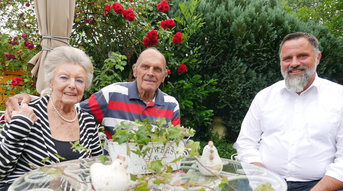 Eiserne Hochzeit Schießl Helga und Rudolf Schießl (von links) feierten am Montag eiserne Hochzeit, Sickenhäuser Bezirksgemeinderat Michael Baisch überbra