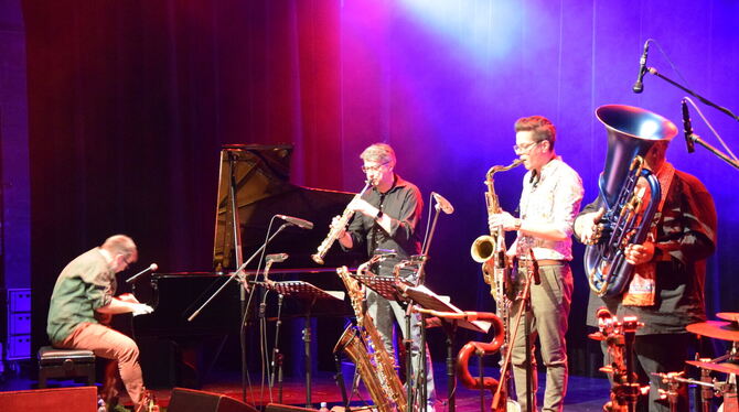 Theaterhaus Jazz Ostern Abwechslungsreich und voller Ideen: Patrick Bebelaar mit Band beim umjubelten Auftritt im Stuttgarter Theaterhaus. In Kirchentel