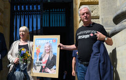 Jürgen Elsässer, Compact-Chefredakteur, trägt nach dem Urteil am Bundesverwaltungsgericht in Leipzig ein T-Shirt mit der Aufschr