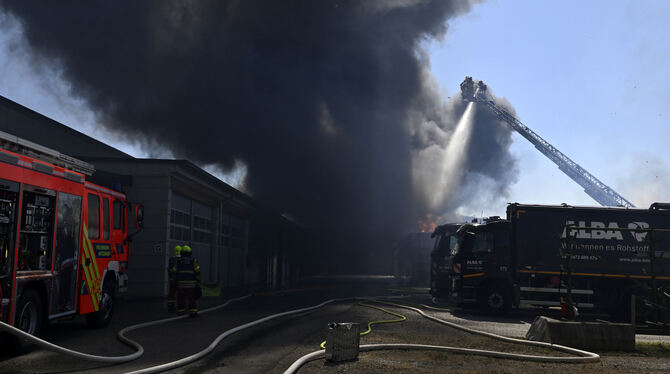 Zwei Drehleitern - die von Metzingen und die von Pfullingen - waren im Einsatz.
