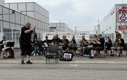 Auftritt auf dem Marktplatz in Yokohama. 