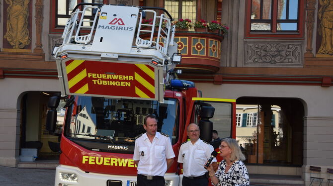 Feuerwehr, Drehleiter Feuerwehrkommandant Steffen Kratzel, Thomas Löhr, Leiter des Sachgebiets Zentrale Dienste bei der Feuerwehr und Bürgermeisterin