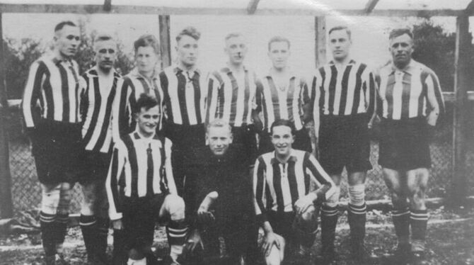 Die Mannschaft von 1938 Die Mannschaft des TSV Holzelfingen von 1938.