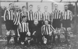 Die Mannschaft des TSV Holzelfingen von 1938.