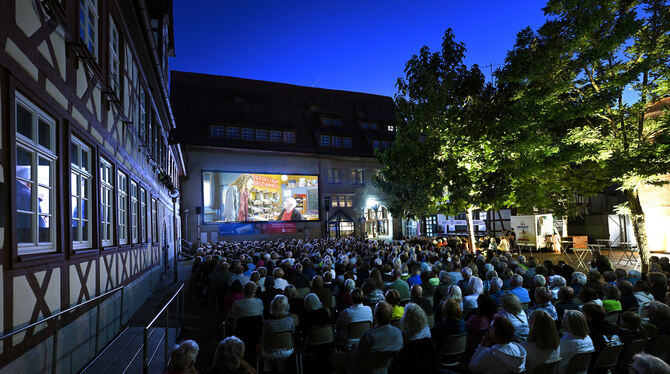 Voller Spitalhof zum Open-Air-Kino-Auftakt 2024: Die Abonnenten hatten sich als Wunschfilm für »Es sind die kleinen Dinge« entsc